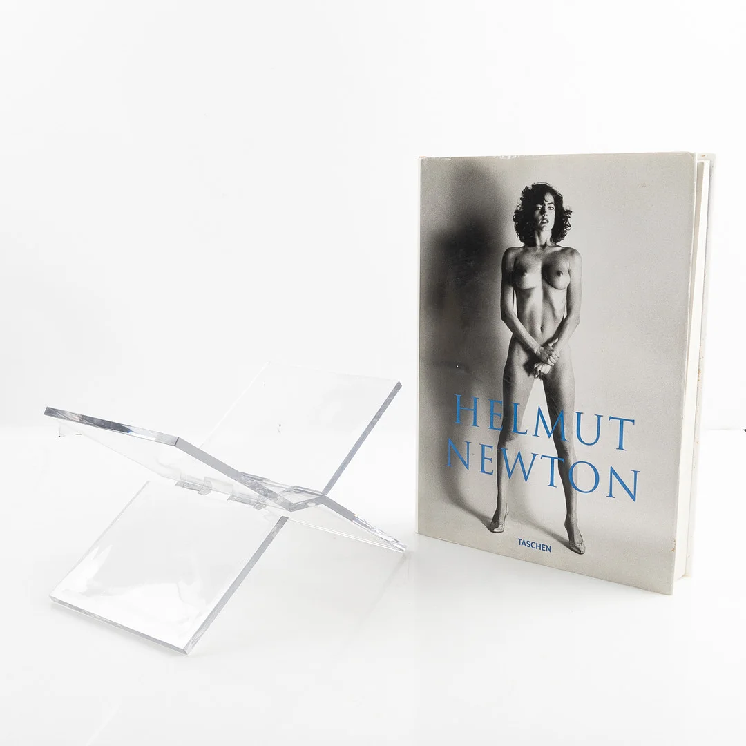 HELMUT NEWTON. Bok, "Sumo" fotobok, Taschen, edited by June Newton. 2009, med bokställ i akrylplast. — Books — Stockholms Auktionsverk Helsingborg