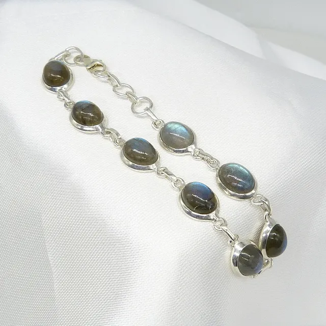 CABOCHON LABRADORITE BRACELET.