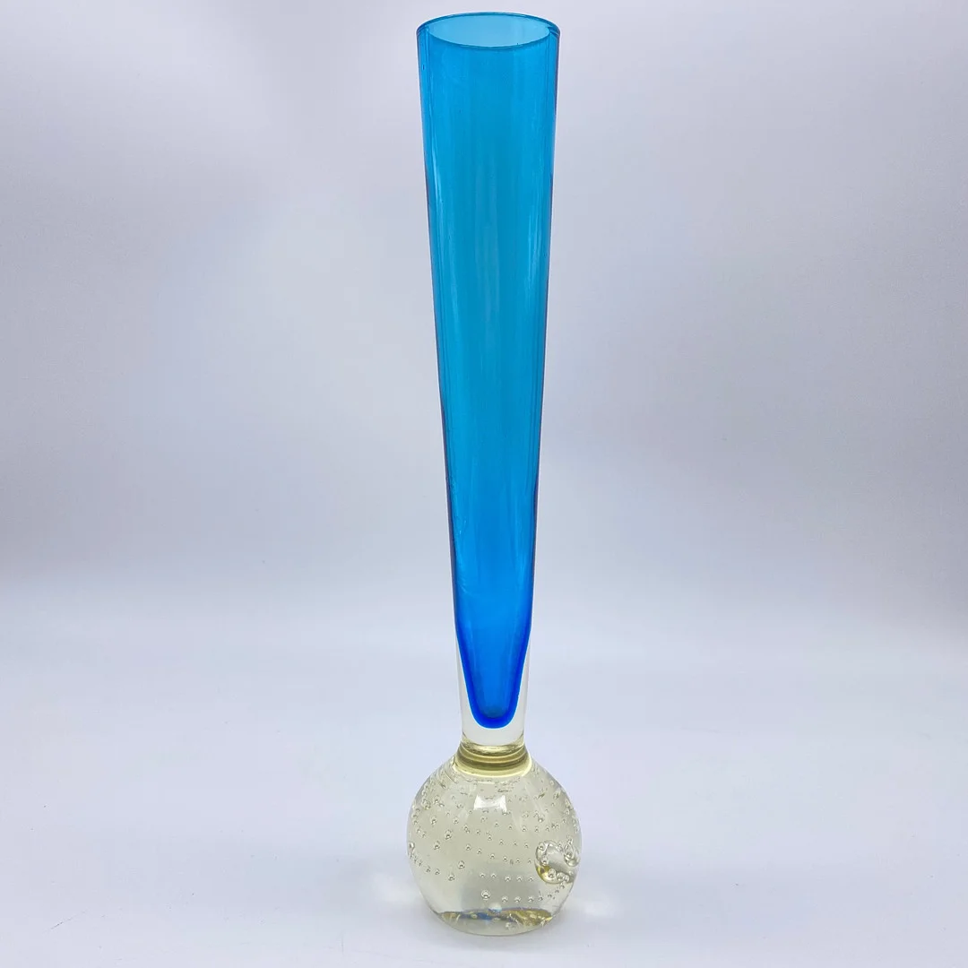 BO BORGSTROM. ASEDA TRICHTERVASE, 1970, MIT EINGESCHLOSSENEN LUFTBLASEN IN BLAU. — Art glass — Kunst- und Auktionshaus Kleinhenz