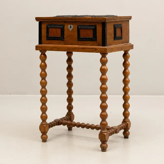 SCHATULL på benställning, barockstil. 18/1900-tal.