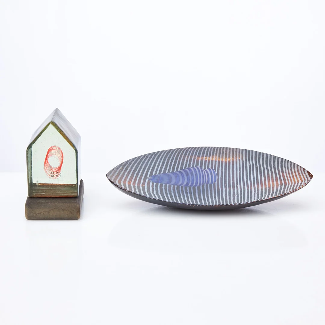 BERTIL VALLIEN. Båt samt hus, 2 dlr, Kosta Boda, signerade, huset med sockel i annat material. — Art glass — Stockholms Auktionsverk Sickla
