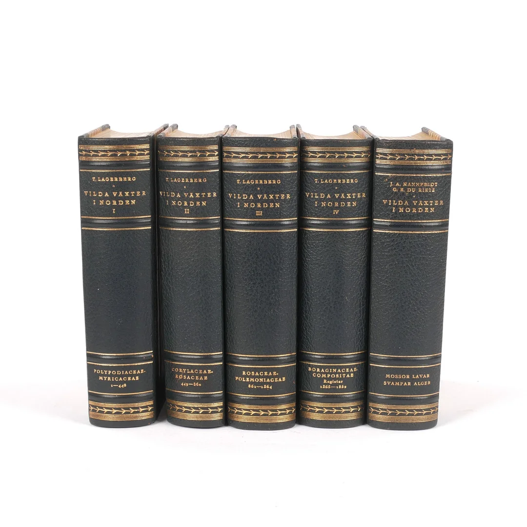 VILDA VÄXTER I NORDEN, 5 volymer, halvfranskt med guldsnitt, 1940-tal. — Books — Auktionsfirma Kenneth Svensson i Kalmar