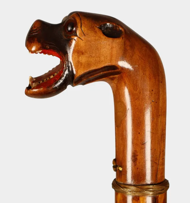 Bastón regulable con empuñadura en forma de cabeza de dogo, de principios del siglo XX.