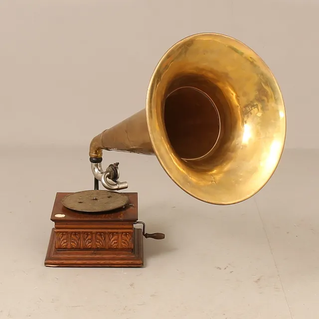 TRATTGRAMMOFON, trä med tratt i mässing, Deutche Grammophon.