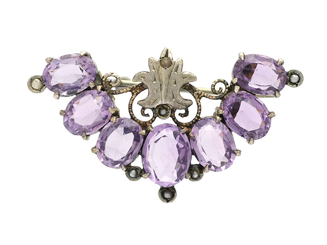 BROSCH, silver, ametister, orientaliska halvpärlor ca 1,4 mm, längd 4 cm, vikt 5,9 g, etui, nålfäste i gulmetall. — Smycken/Brosch — Kaplans