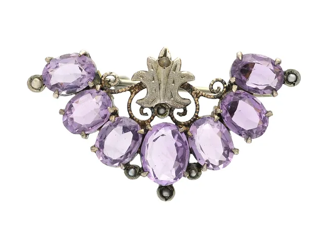 BROSCH, silver, ametister, orientaliska halvpärlor ca 1,4 mm, längd 4 cm, vikt 5,9 g, etui, nålfäste i gulmetall.