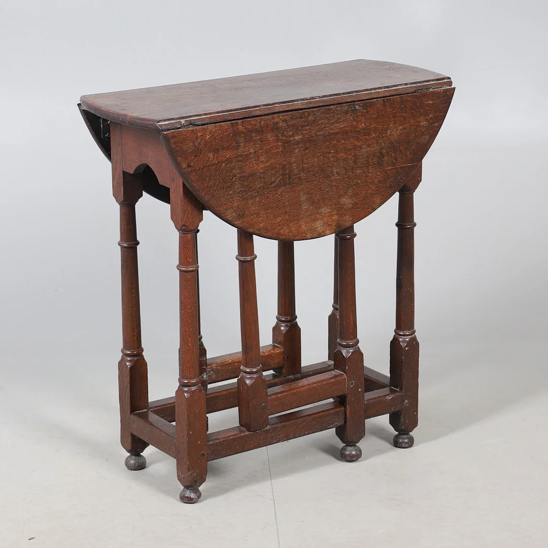 A LATE 17TH/EARLY 18TH CENTURYSMALL OAK GATE LEG TABLE. — Tables — Lawrences Auctioneers
