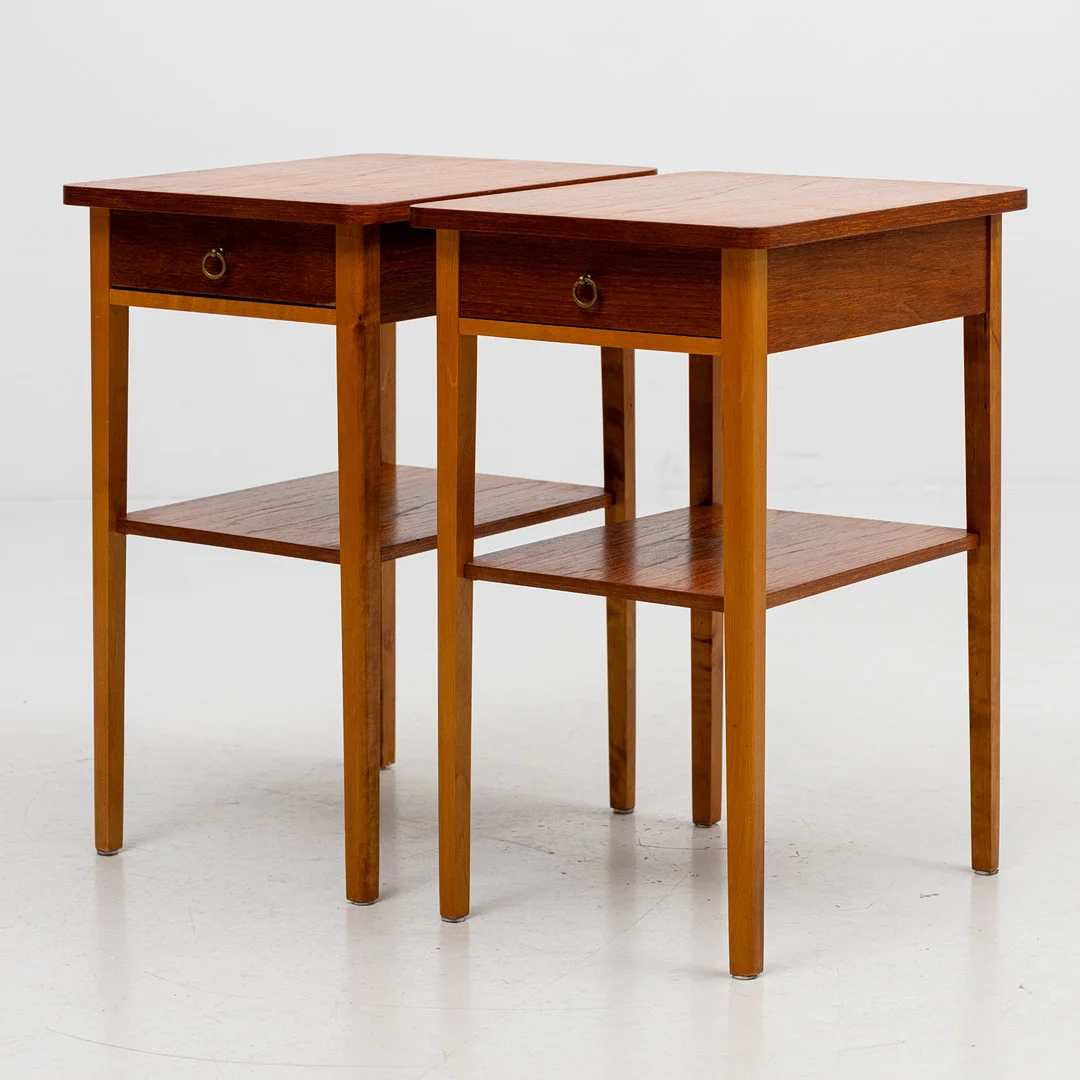 SÄNGBORD, ett par, teak/bok, 1960-/70-tal. — Tables — Auktionshuset Kolonn