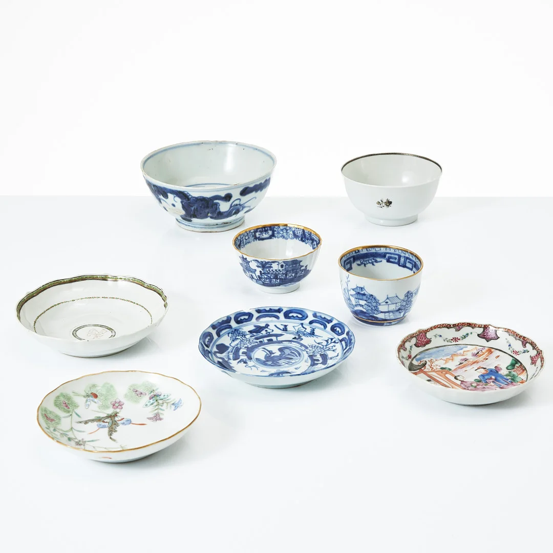 SKÅLAR, ASSIETTER, 8 delar, porslin, Kina, 17- och 1800-tal, varierande dekor i underglasyrblått samt famille rosefärger. — Ceramics & Porcelain — Stockholms Auktionsverk Magasin 5
