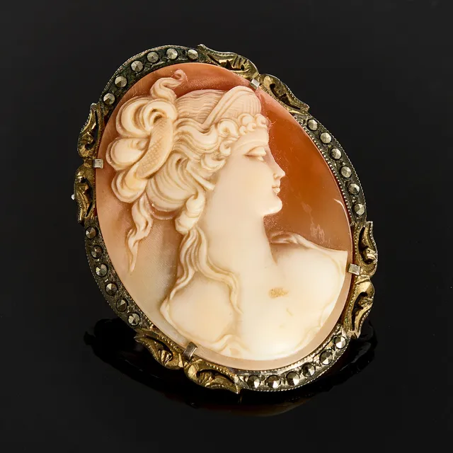 BROSCH/HÄNGE, camé, silver, markasiter.