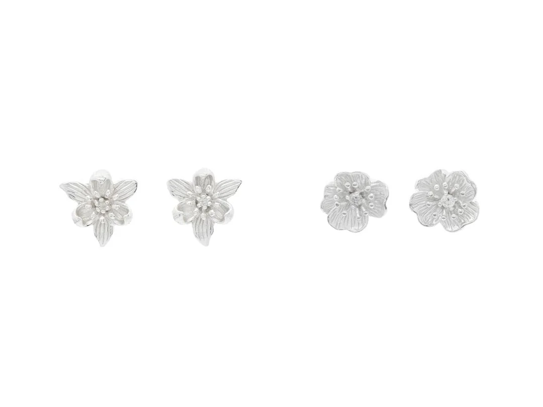 ÖRHÄNGEN, 2 par, sterlingsilver, cubic zirconia, blommor, stift, vikt 2,8 g. — Smycken/Örhängen — Kaplans