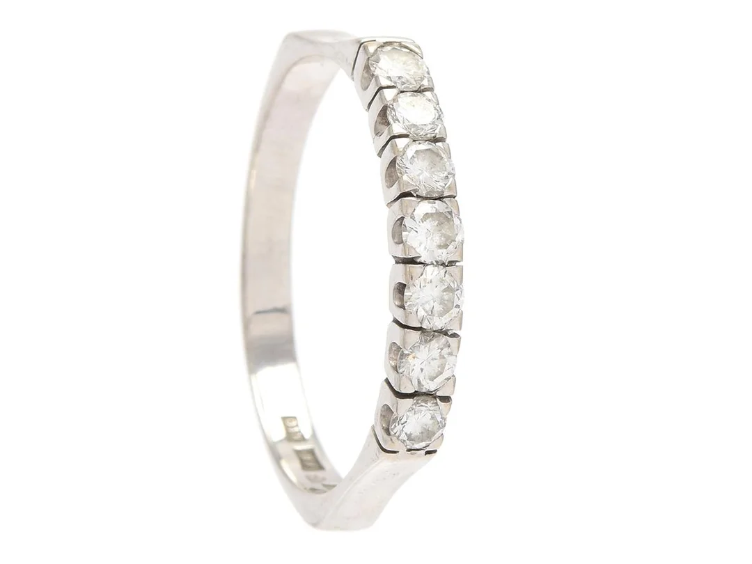 ALLIANSRING, 18K vitguld, 7 briljantslipade diamanter enligt gravyr 0,64 ctv TW/SI, Iduna, Varberg 1984, stl 20,5 mm, vikt 3,5 g. — Smycken/Alliansring — Kaplans