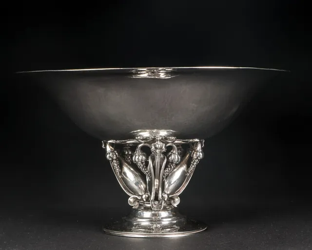Gundorph Albertus for Georg Jensen. Centrepiece in sterling silver, Design No. 468B