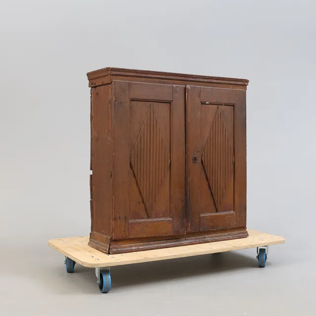 HÄNGSKÅP, allmoge, bemålad furu, gustavianskt, 1800-talets början.