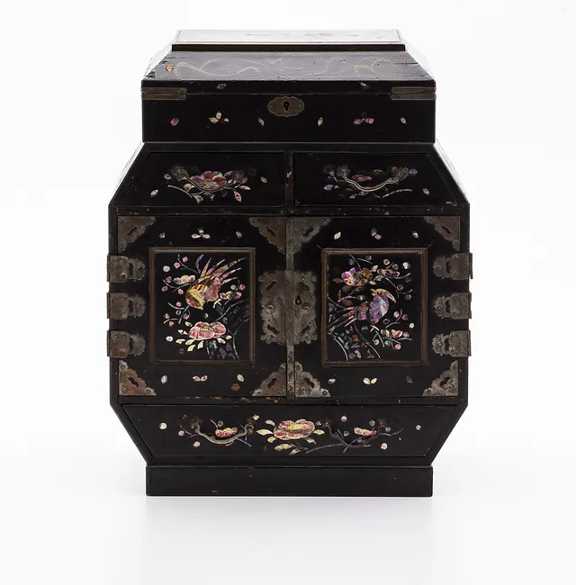 Chinese jewellery box in lacquered wood with mother-of-pearl inlays, 20th Century.