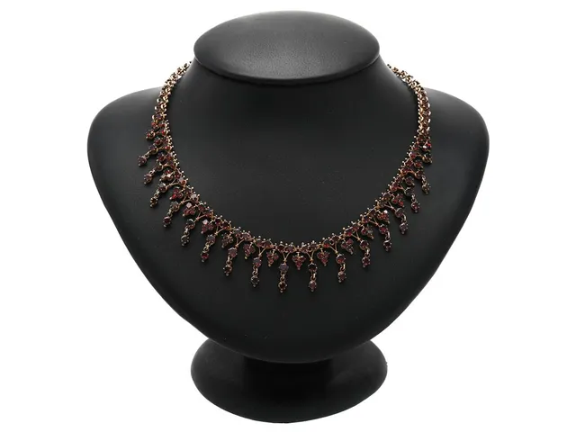 COLLIER, metall, granater, längd 40 cm, vikt 21,5 g, säkerhetskedja.