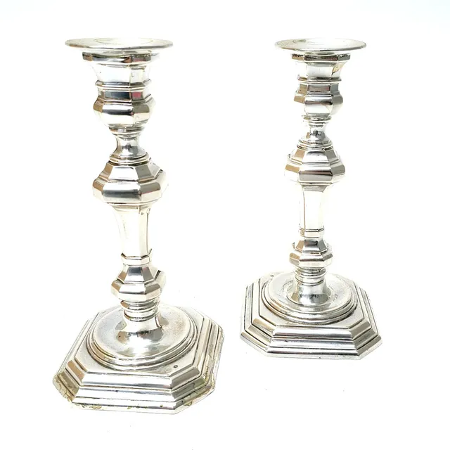 PAREJA DE CANDELABROS DE PLATA. SIGLO XIX.