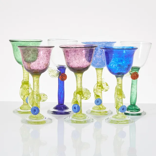 STAFFAN GELLERSTEDT. Vinglas, 7 st, glas, påklipp dekor av blomma och blad, signerade undertill.