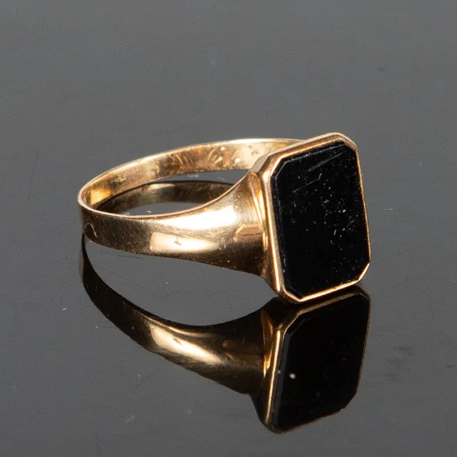 RING, 18 k guld med onyx.