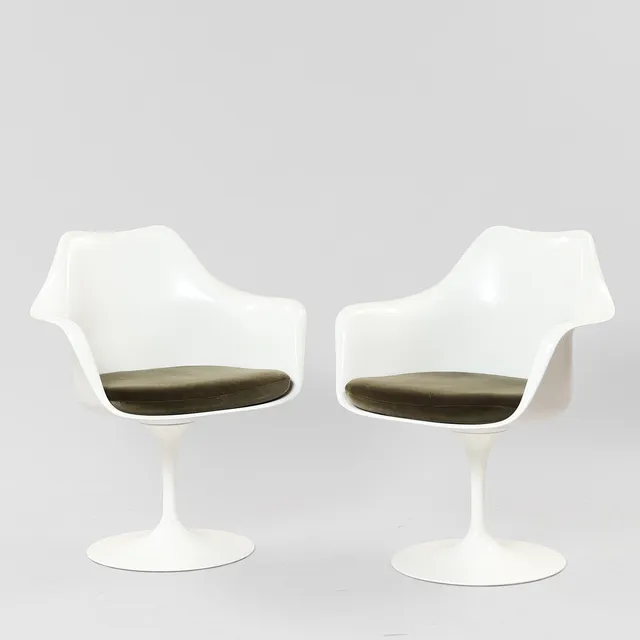 EERO SAARINEN (1910-1961). Et par armstole med sæde af glasfiber og fod af lakeret aluminium, "Saarinen Tulip Chair", Knoll International, USA, formgivet 1950'erne, (2).