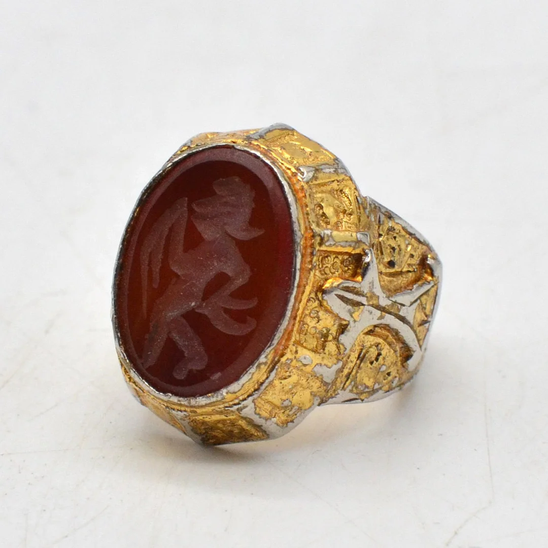 VERGOLDETER SIEGELRING MIT KARNEOL, MOTIV KRIEGER, GRÖSSE 16/ 56MM, HANDGEMACHT. — Rings — Kunst- und Auktionshaus Kleinhenz