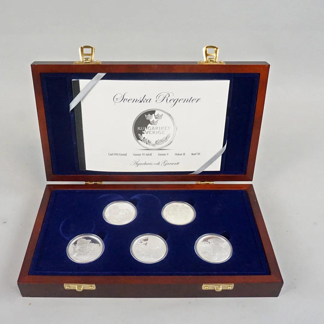 MINNESMEDALJER, 5 st, Silver 925, Svenska Regenter, numrerad upplaga, i original etui med ägarbevis. — Silver — Roslagens Auktionsverk