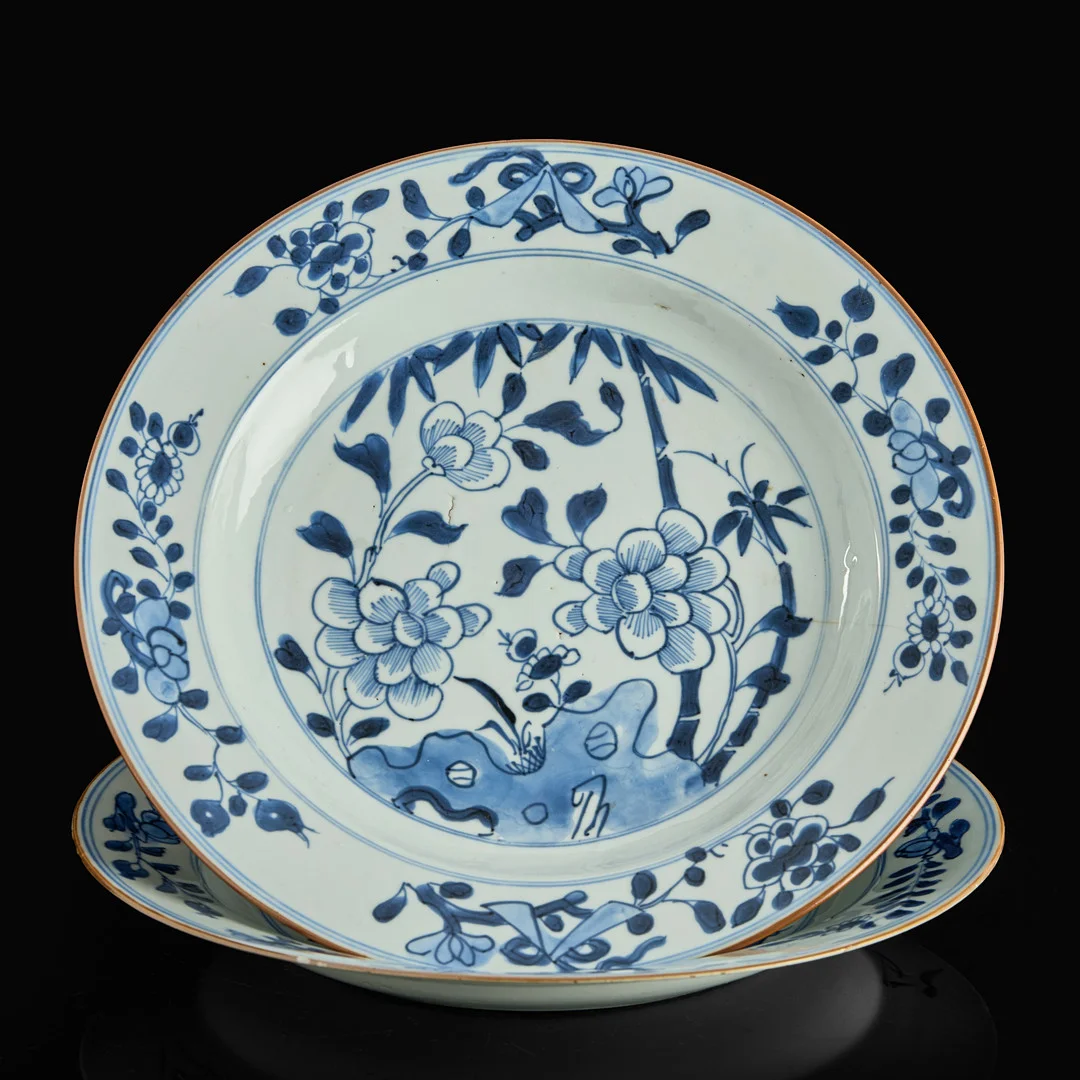 TALLRIKAR (2), exportporslin, Kina, dekor i underglasyrblått, 1700-tal. — Ceramics & Porcelain — Crafoord Auktioner Stockholm