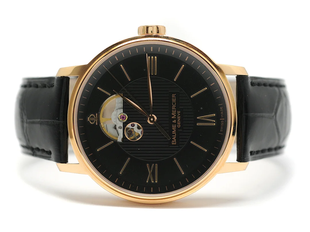 BAUME & MERCIER, Geneve, Classima, Cal 112824, Serie nr. 5326371, Ref nr. MOA08789, Boett nr. 65629, herrur, 38,5 mm, 18K rosa guld, automatisk, safirglas, glasbaksida, läderband, originalspänne i 18K guld, cert, januari 2011, box, ytterkartong. — Klockor/Baume&Mer — Kaplans