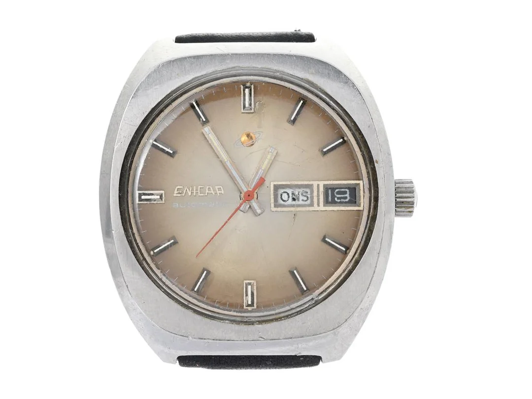 ENICAR, herrur, 37 mm, Cal A-R 167 C, Ref nr. 167-01-41, Boett nr. 2367, stål, automatisk, plexiglas, dag (svenska), datum, skadad urtavla, läderband, ca 1970. — Klockor/Enicar — Kaplans