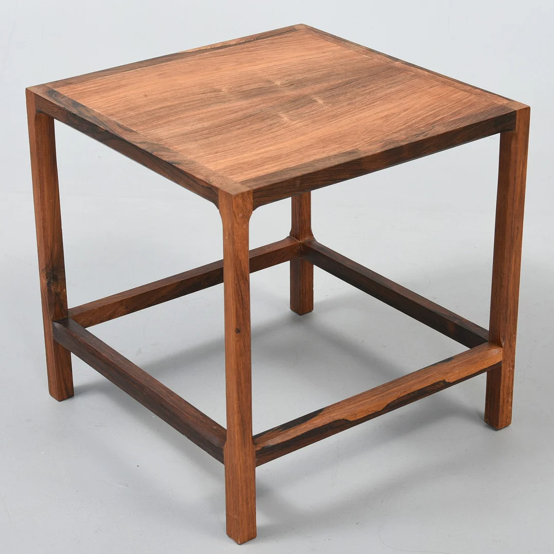 AKSEL KJÆRSGAARD. Kvadratisk lampebord i palisander. Danmark, 1960'erne. — Tables — Sørensen Auktioner