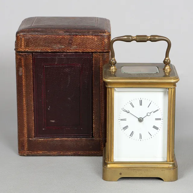 A VICTORIAN BRASS CASED CARRIAGE CLOCK.