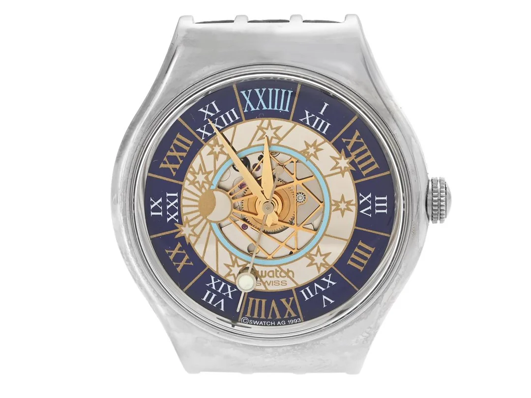 SWATCH, Special, Tresor Magique, Cal ETA 2840-P, Ref nr. SAZ101, Nr. 00204/12999, herrur, 36 mm, platina, automatisk, plexiglas, glasbaksida, integrerat läderband, gummiband, originalspänne i stål, ca 1993, specialbox i metall, ytterkartong. — Klockor/Swatch — Kaplans
