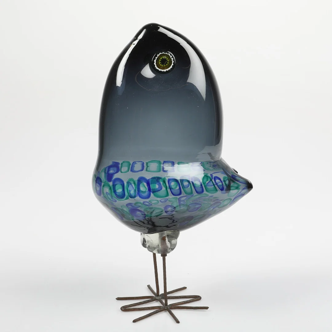 ALESSANDRO PIANON. Fågel, "Pulcino", blåtonad glasmassa med murrine i blått och grönt, Vistosi, Murano, Italien, 1960-tal. — Art glass — Helsingborgs Auktionskammare