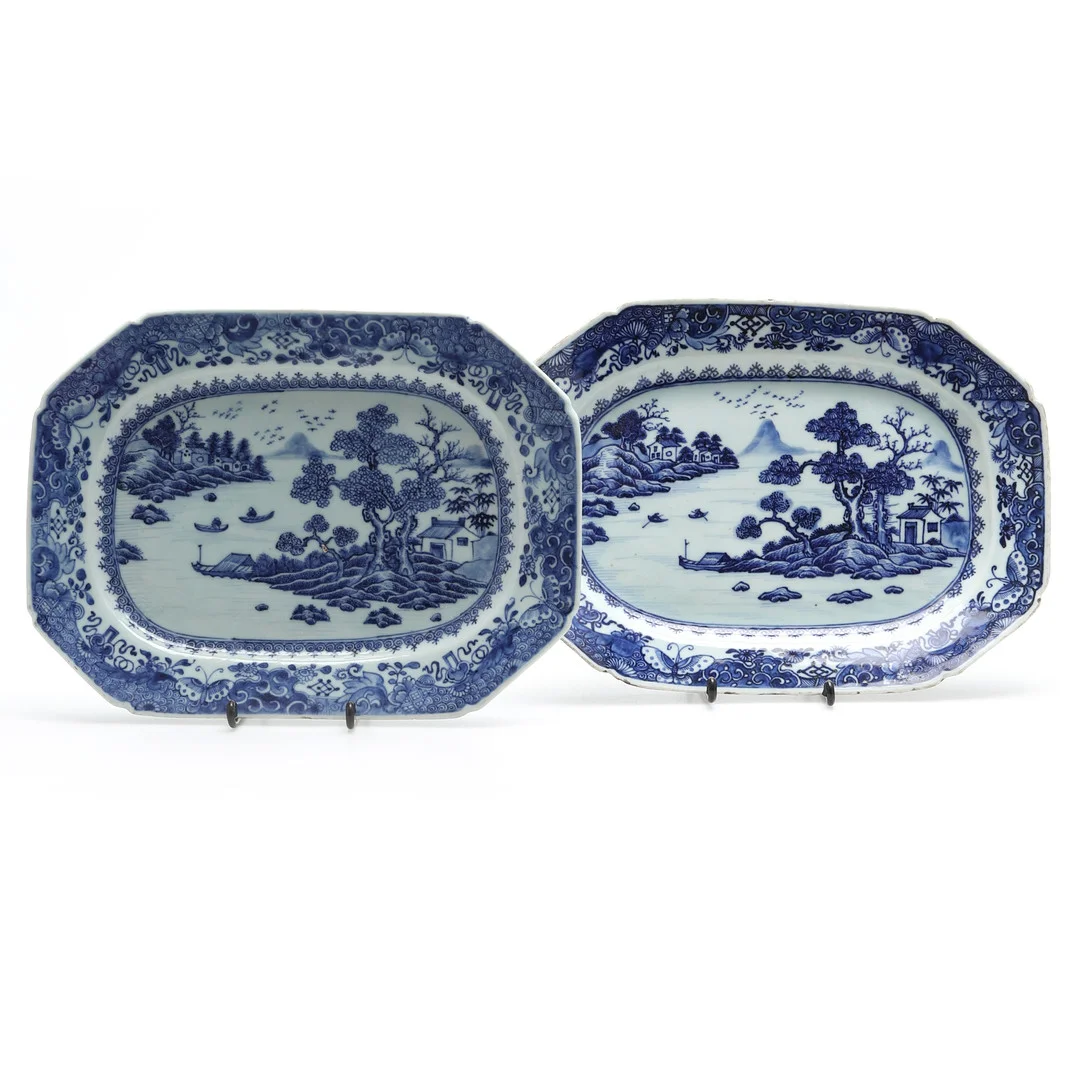 STEKFAT, porslin, 2 st, Kina, Qianlong ( 1736-95). — Ceramics & Porcelain — Crafoord Auktioner Malmö