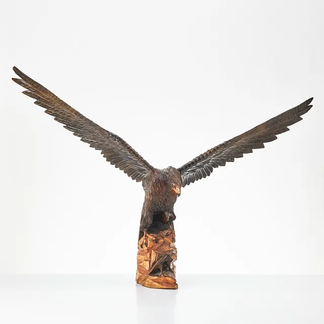 SKULPTUR, i form av rovfågel med unge, skuret och bemålat trä, 1900-talets andra hälft.
