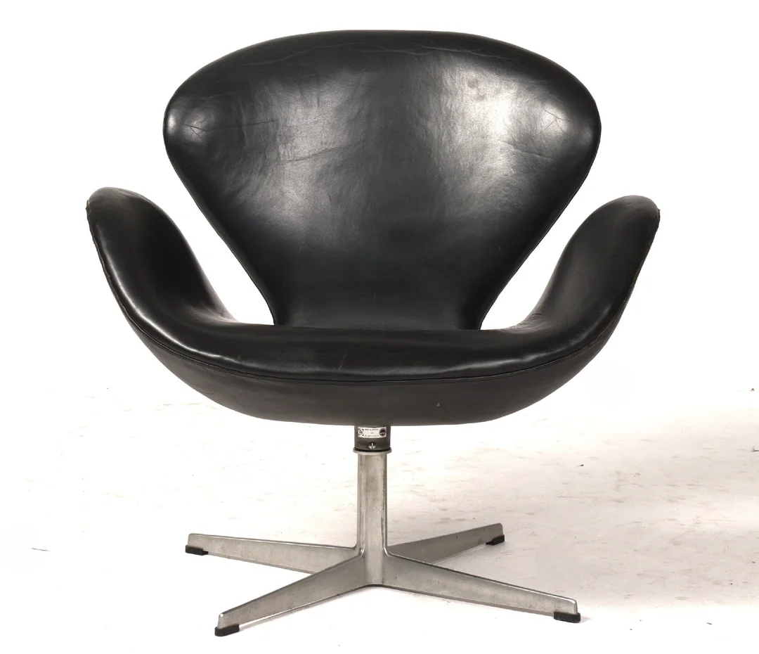 Arne Jacobsen. The Swan, lounge/armchair, model 3320 in black leather from 1975 — Furniture/Chairs — Lauritz