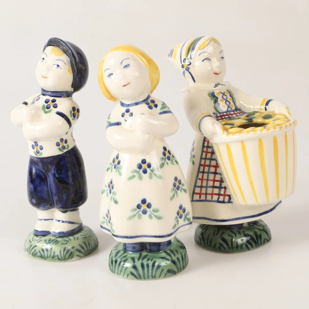 HERLUF JENSENIUS. Figuriner, 3 stycken, "Barnhjälpsfiguriner", porslin, Aluminia, Danmark, signerade JUS. — European — Helsingborgs Auktionskammare