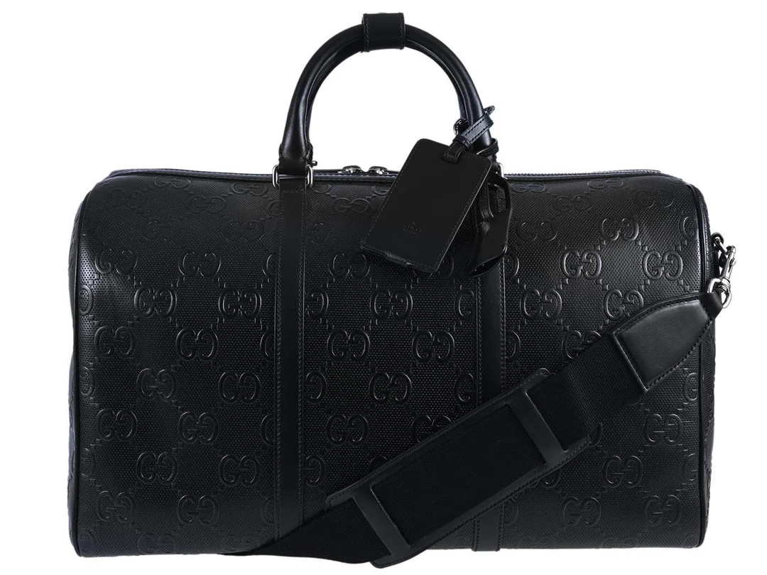 VÄSKA, GUCCI, Large Duffel Bag, svart GG monogram, silverfärgade beslag, 45x27x22 cm, resetag, avtagbar axelrem, dustbag. — Accessoarer/Väskor — Kaplans