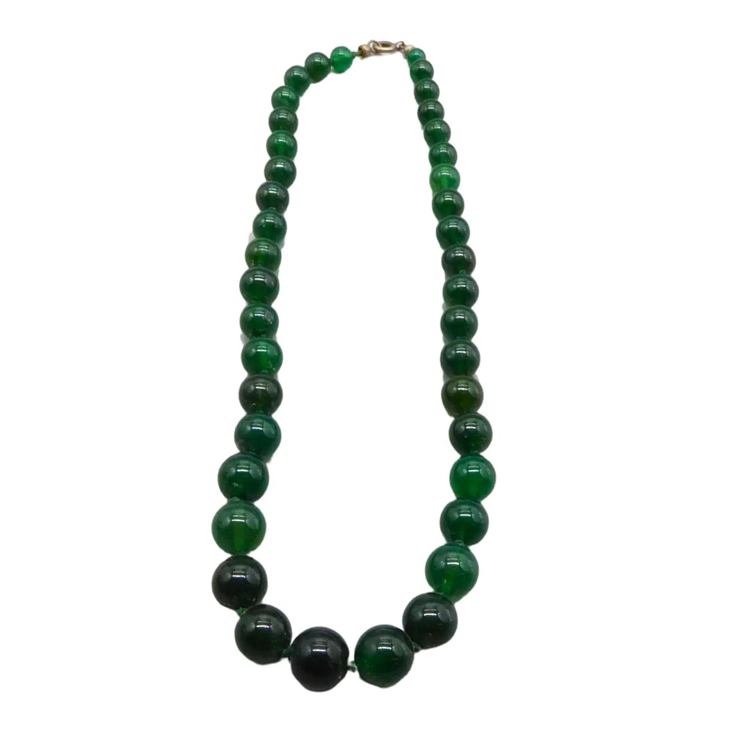 GLASPERLENKETTE IN GRÜN. — Necklace — Auktionshaus Stuber's Hammerschlag
