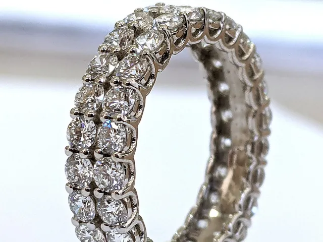 Wedding ring with lab-created brilliant-cut diamonds, total 3.60 ct. IGI certificate.
