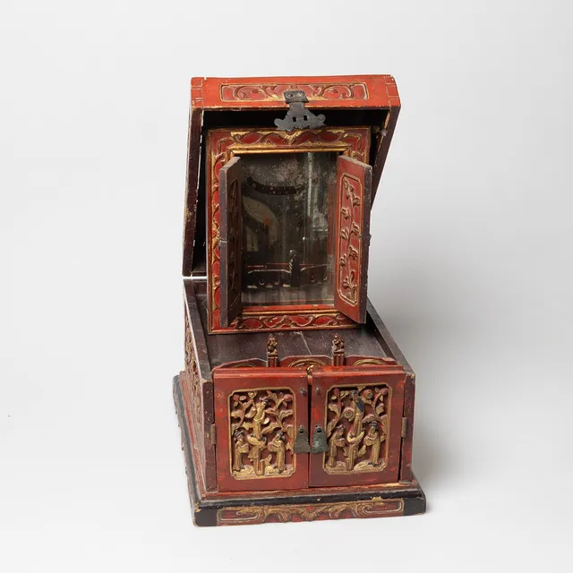 SMINKSKRIN, kina, Qing, 1800-talets sista del, trä med lackarbete, skuren dekor med bronseringar.