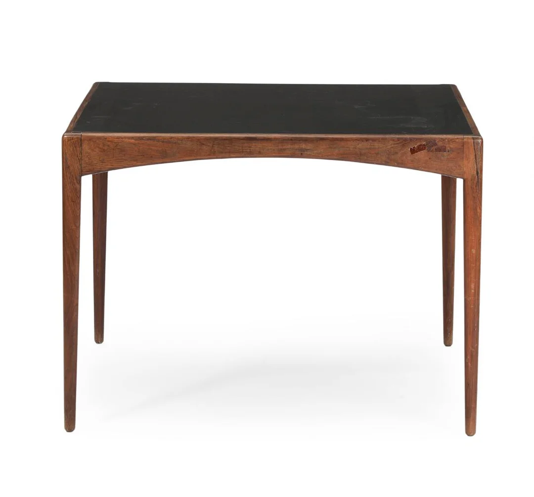 “Modus”. A square table with rosewood frame anf black linoleum top. Manufactured by Søren Willadsens Møbelfabrik. 1960–70s. H. 66. L./W. 89,5 cm. — Modern Furniture — Bruun Rasmussen
