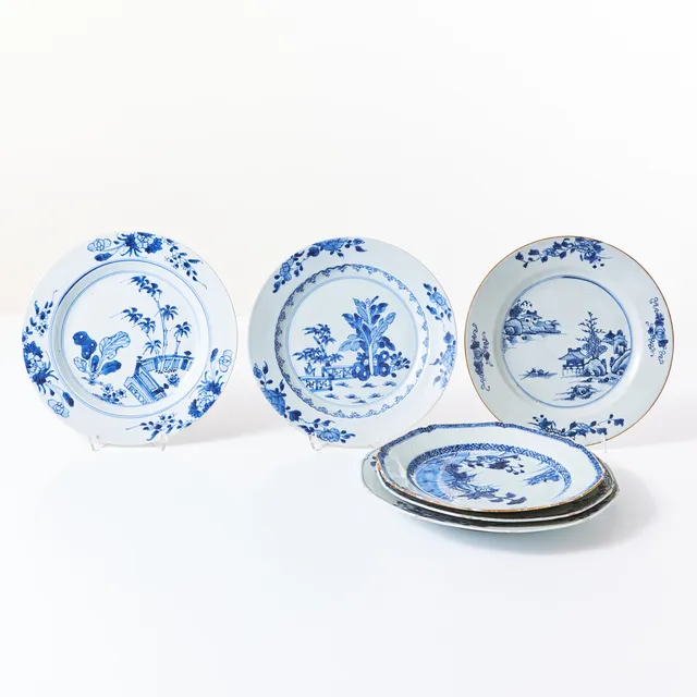 Tallrikar 6 st., Kina, 1700-talets slut, porslin, dekor av terrasscener, blommor och landskap i underglasyrblått.