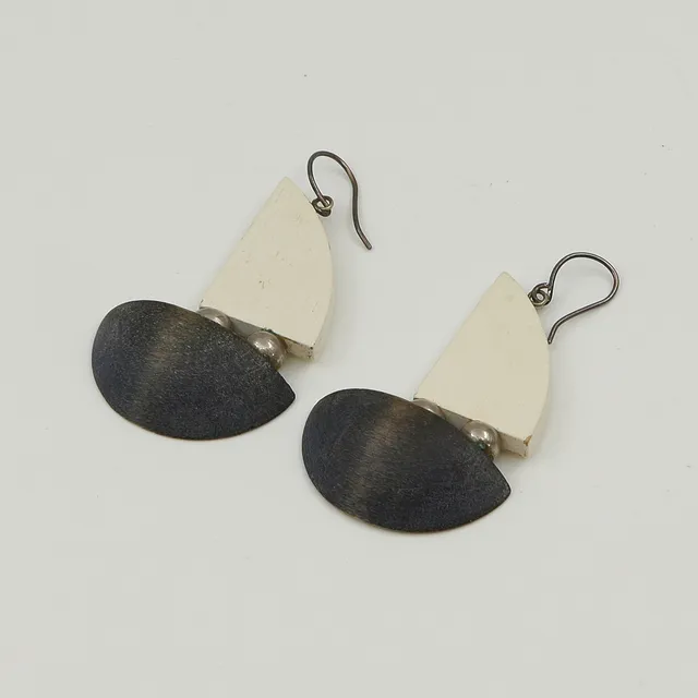 KAIJA AARIKKA. PARET ÖRHÄNGEN I TRÄ & METALL "KIPPARI (SKEPPARE)", AARIKKA FINLAND, SENT 1900-TAL.
