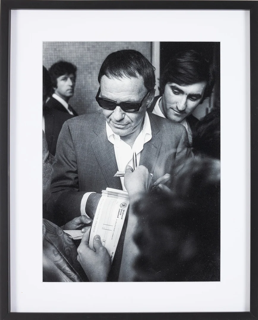 ROLF ADLERCREUTZ (SVERIGE, FÖDD 1945). "Frank Sinatra", London, 1970, archival pigment print, signerad och numrerad 1/20 á tergo. — Photography — Stockholms Auktionsverk Sickla