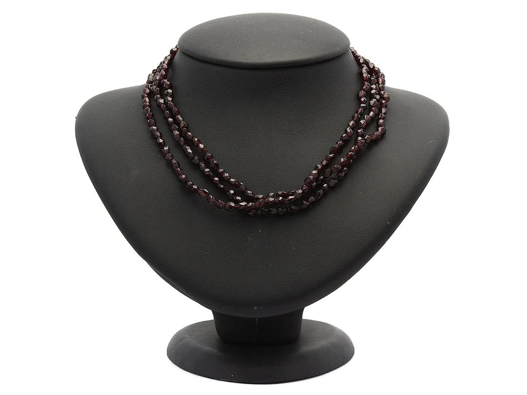 COLLIER, fasetterade granat kulor med gulmetall lås, 1900-talets början, längd 133,5 cm, vikt 32,2 g, mindre skador på granater. — Smycken/Collier — Kaplans