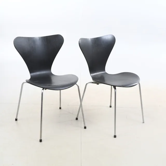 ARNE JACOBSEN. STOLAR, ett par, " Sjuan", Fritz Hansen. Danmark.