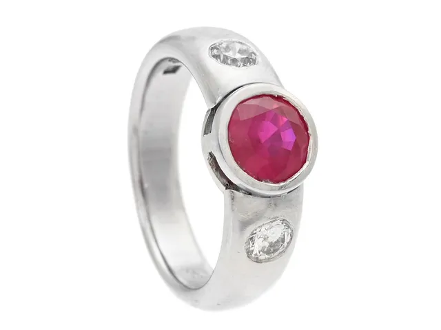 TRESTENSRING, platina, rubin 1,39 ct enligt gravyr, briljantslipade diamanter 0,36 ctv enligt gravyr, ca W-TCr/SI-P, Salguero Smycken, Stockholm 1999, stl 16,5 mm, vikt 10,5 g.