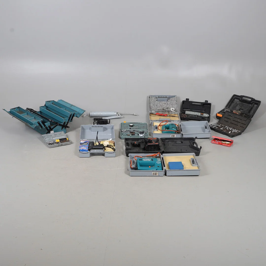 ASSORTED POWER TOOLS. — Modern Tools — Lawrences Auctioneers