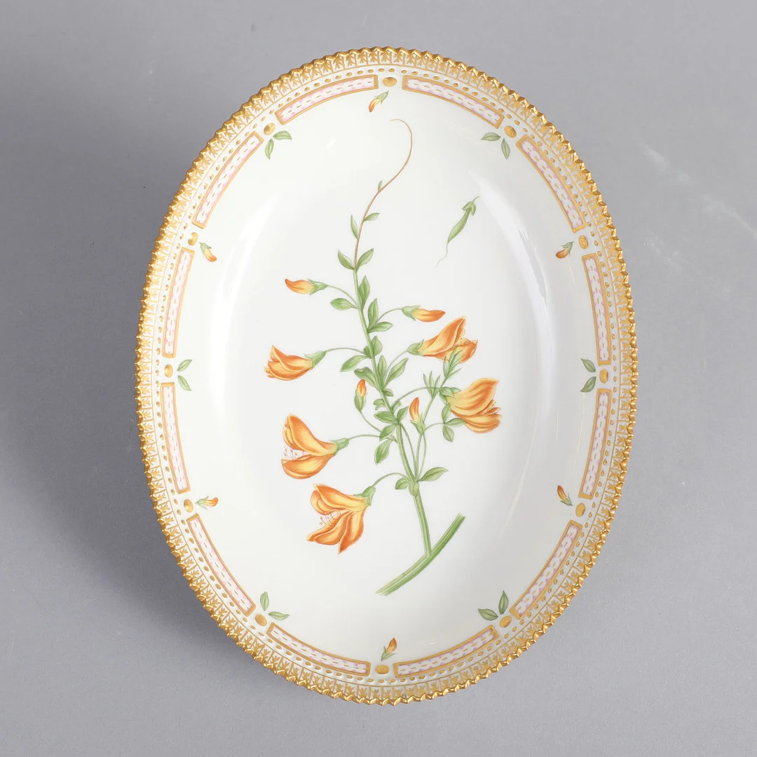ROYAL COPENHAGEN. "Flora Danica", oval skål af porcelæn nr. 20/3506, "Sarothamnus scoparius Koch.". — European — Bidstrup Auktioner